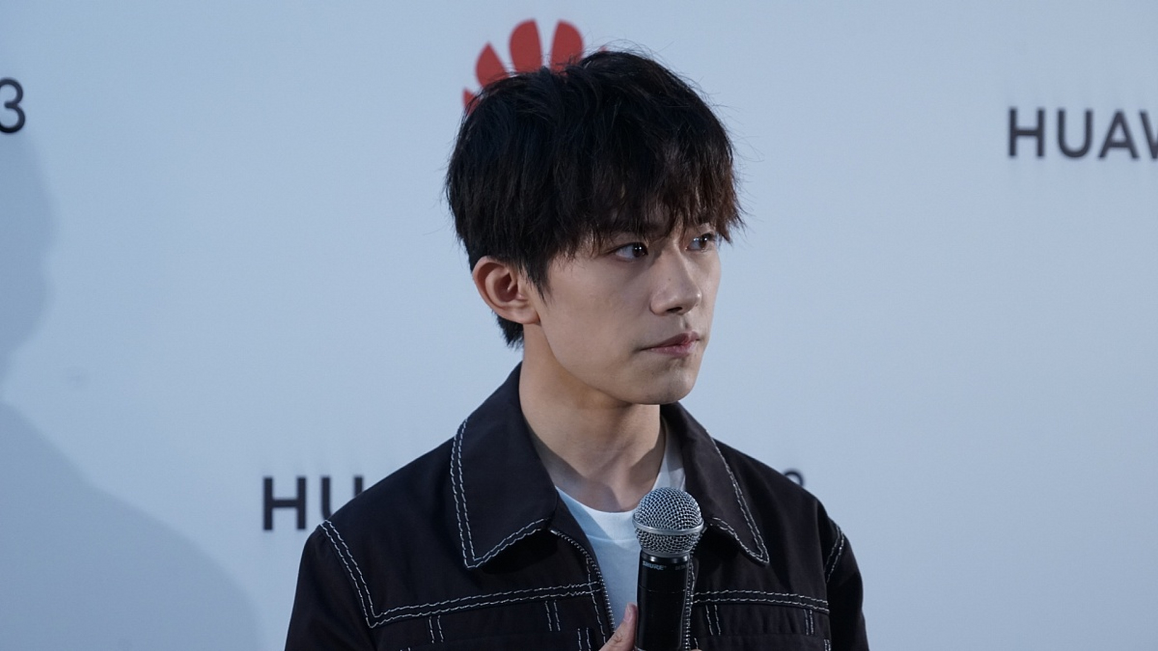 娱乐# 王俊凯王源易烊千玺都有卷发造型