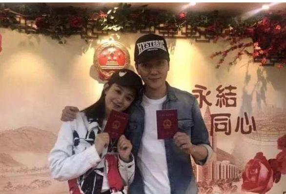 嫁豪门赵丽颖对冯绍峰说扎心话不算,照片曝露她的家庭地位!