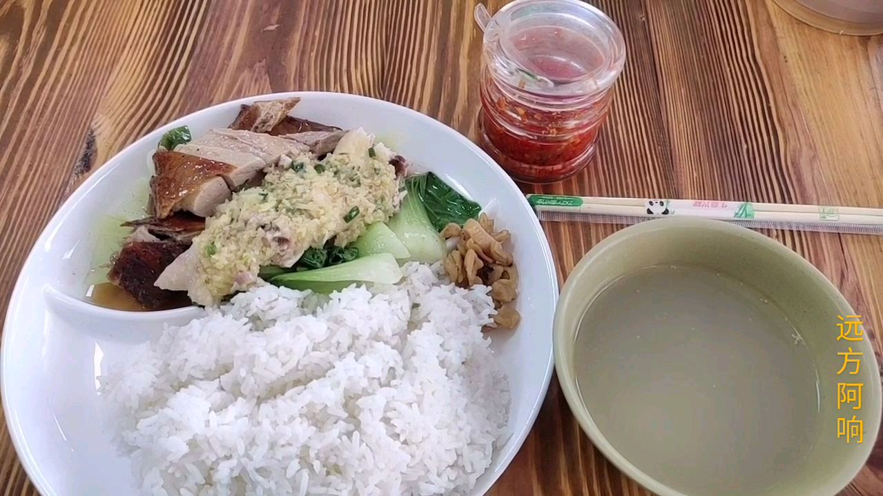 在惠州潼桥镇吃烧腊饭,烧鸭拼白切鸡十五块起步了,这分量可以吧