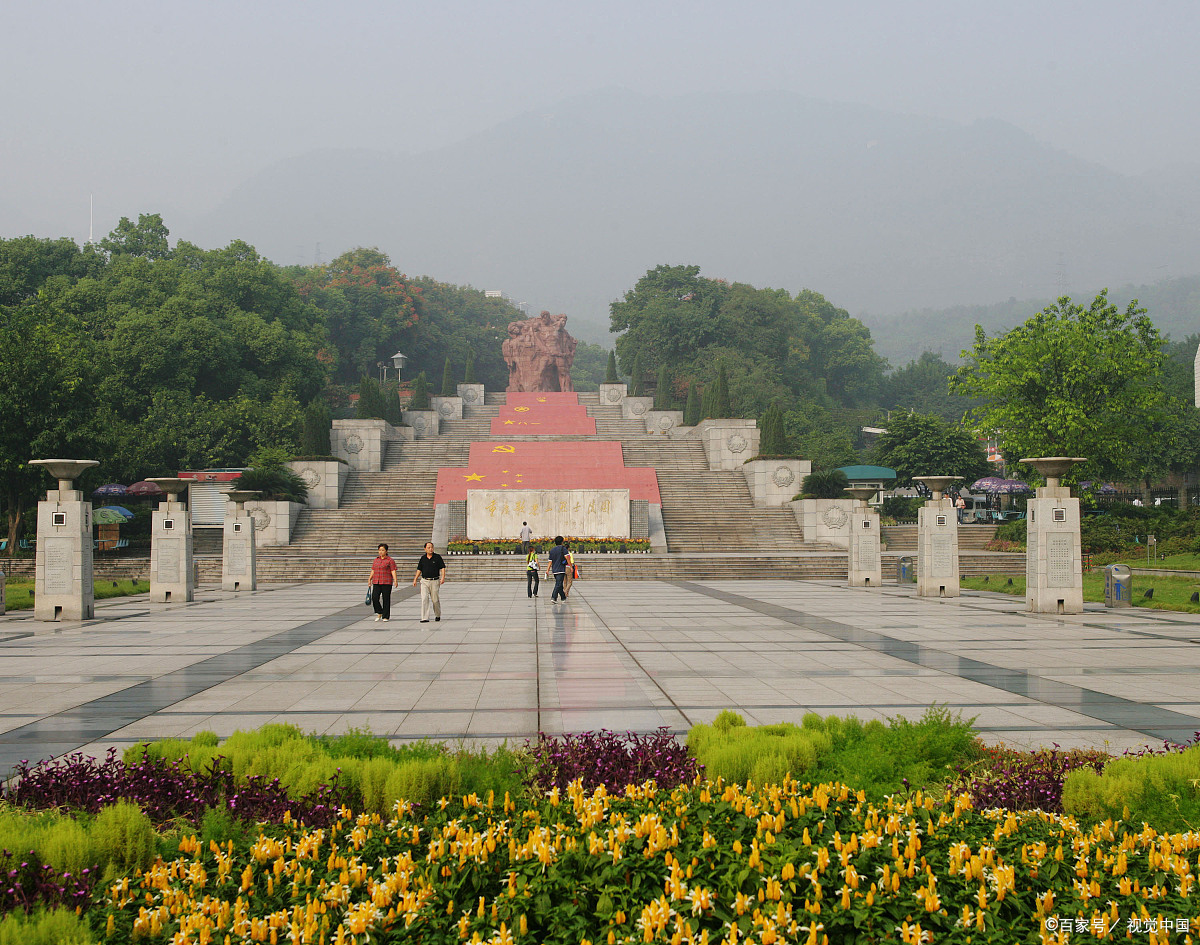 红岩魂广场位于中国重庆市,是一个以"红岩"为主题的旅游景点