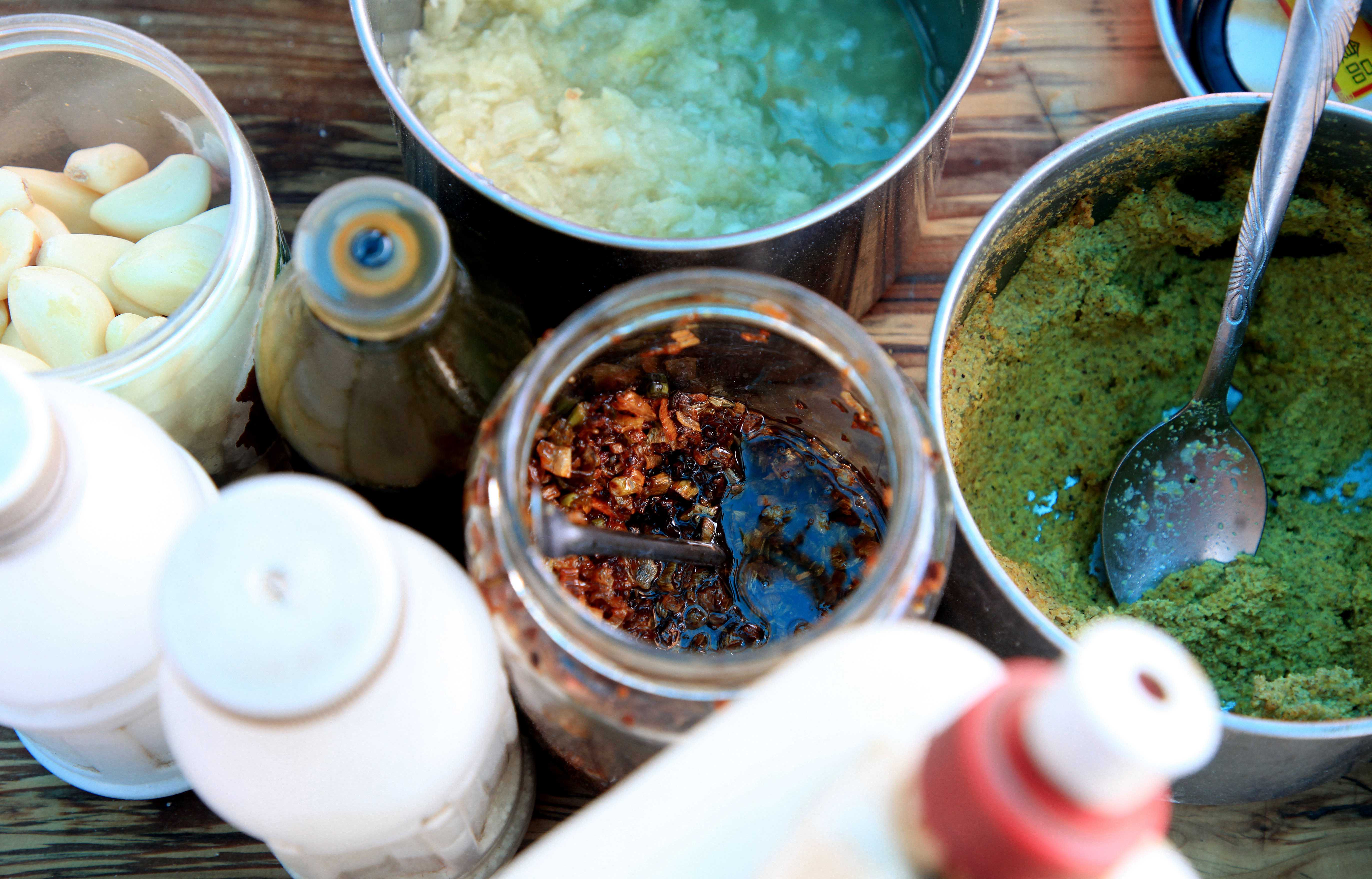 调凉粉需要配上现捣碎的蒜泥,王相立说这样调出的凉粉才好吃.