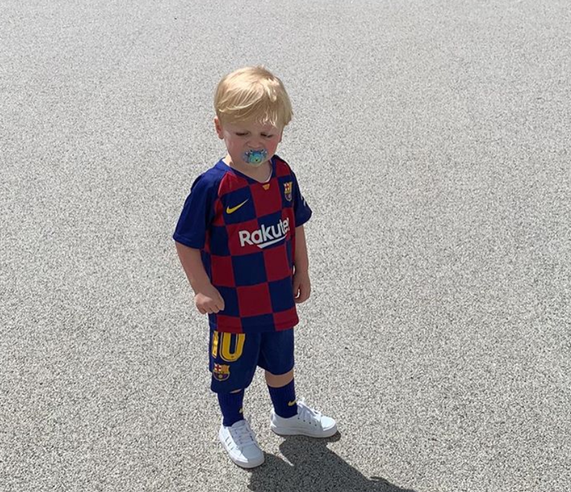 杰拉德晒儿子萌照,咬着奶嘴身穿巴萨球衣