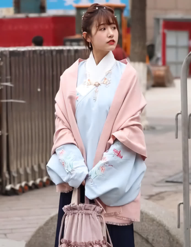 汉服小姐姐逛街被抓拍,面对镜头明眸流转,网友:是心动的感觉