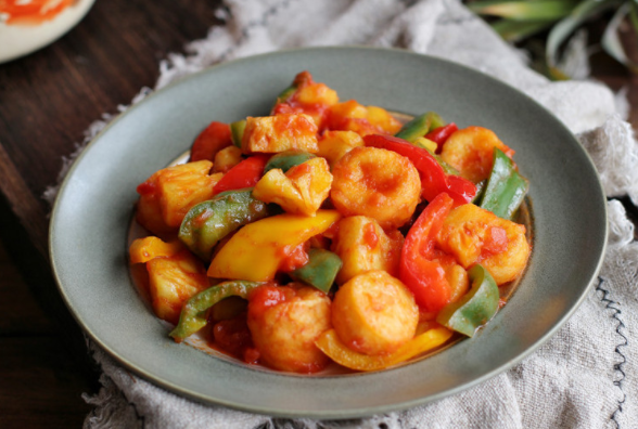 菠萝鸡片:鸡胸肉用刀背拍松,切片,加入玉米淀粉,蚝油,生抽,抓匀腌制20