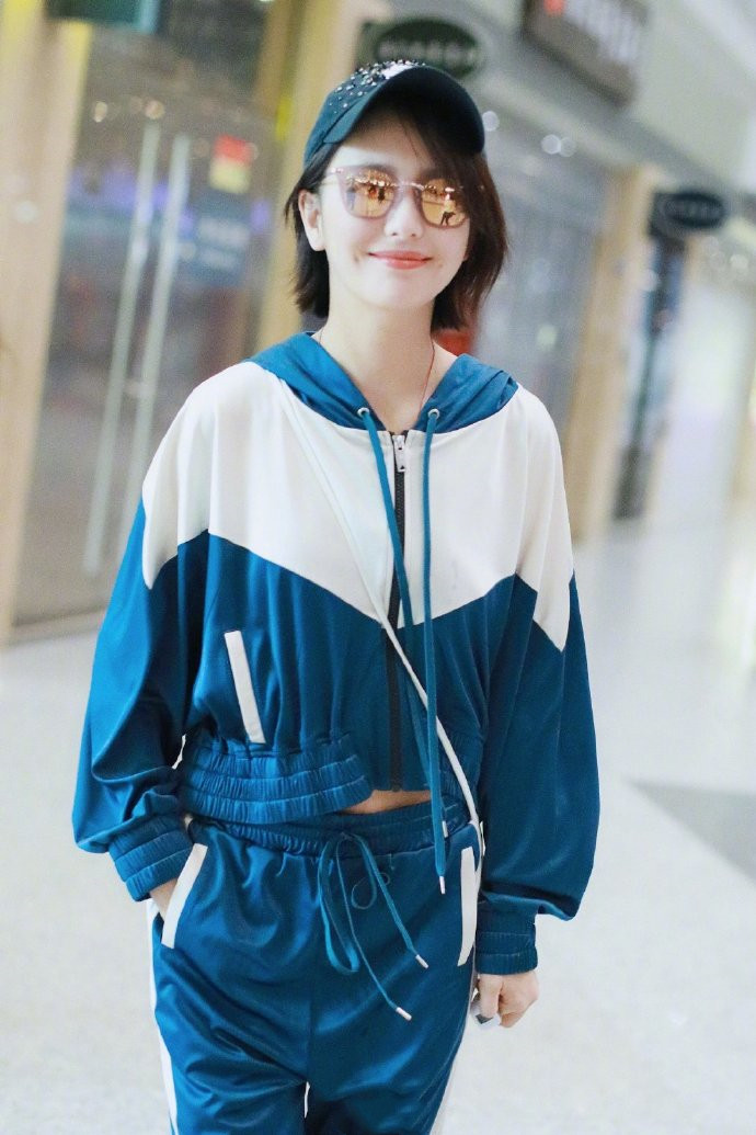 36岁佟丽娅穿露脐装,整套蓝白校服装配小白鞋,简直就是中学生