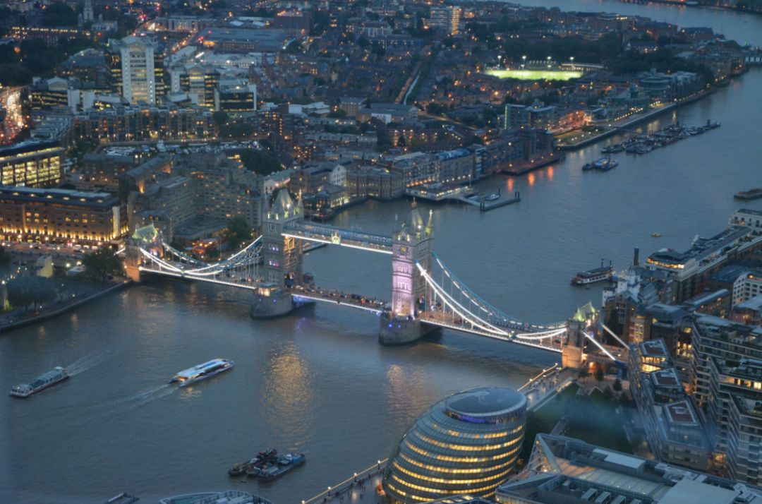 的确有那么一座,但不是伦敦桥,而是伦敦塔桥(tower bridge)