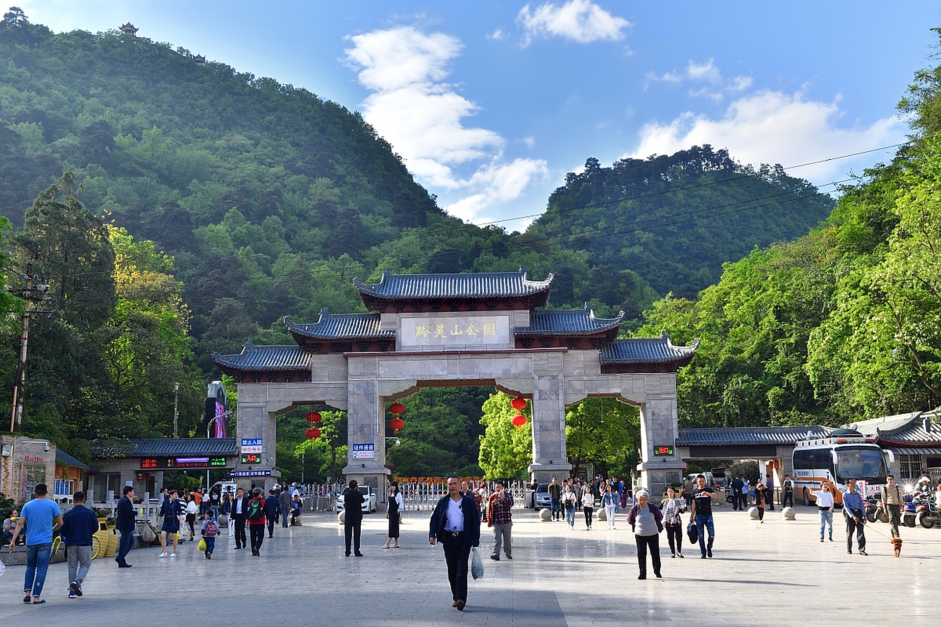 黔灵山位于贵州省贵阳市云岩区,顾名思义是黔中灵山,又被称为"黔南第