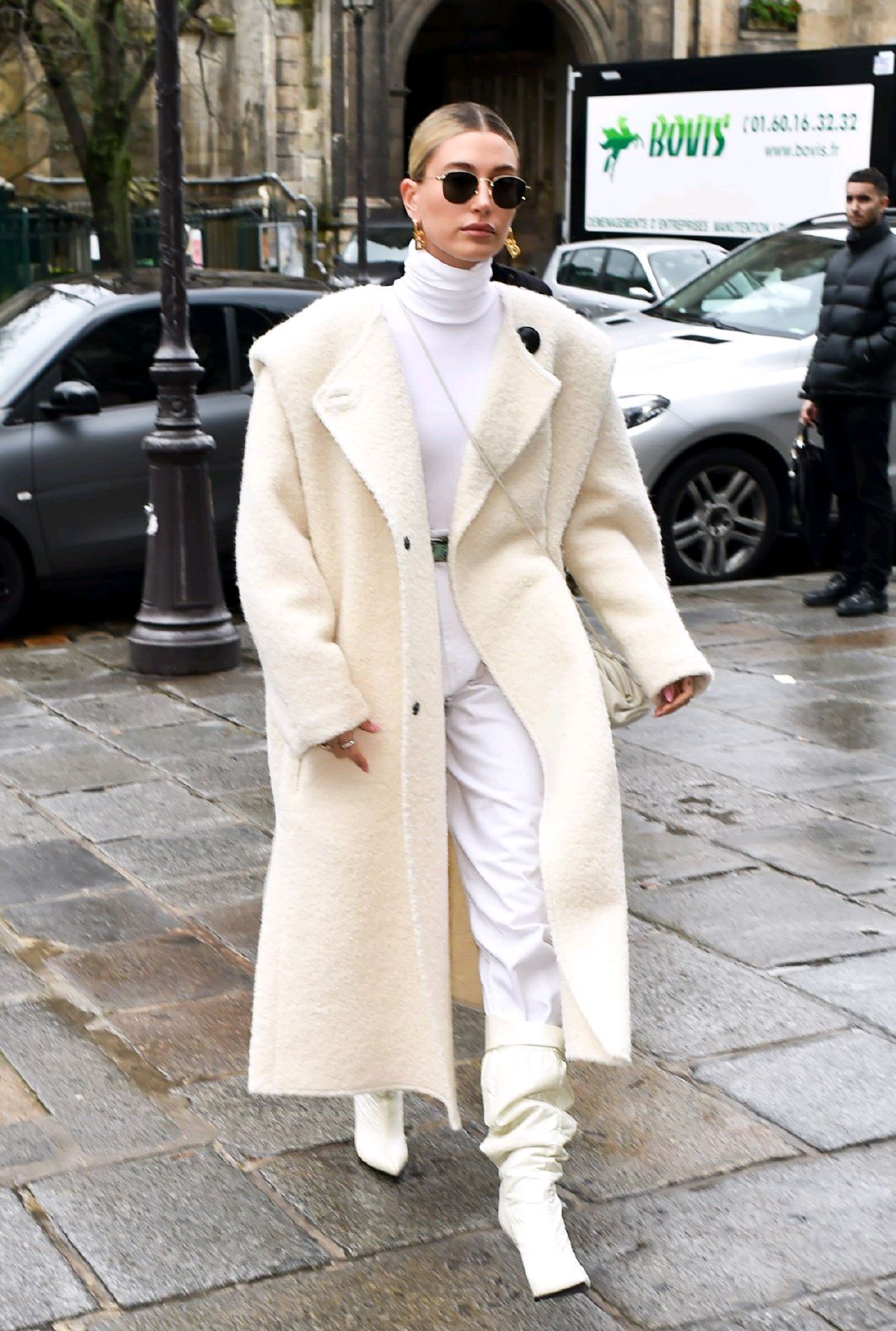 巴黎时装周上的超模们,台上时尚靓丽,台下如邻家小妹?