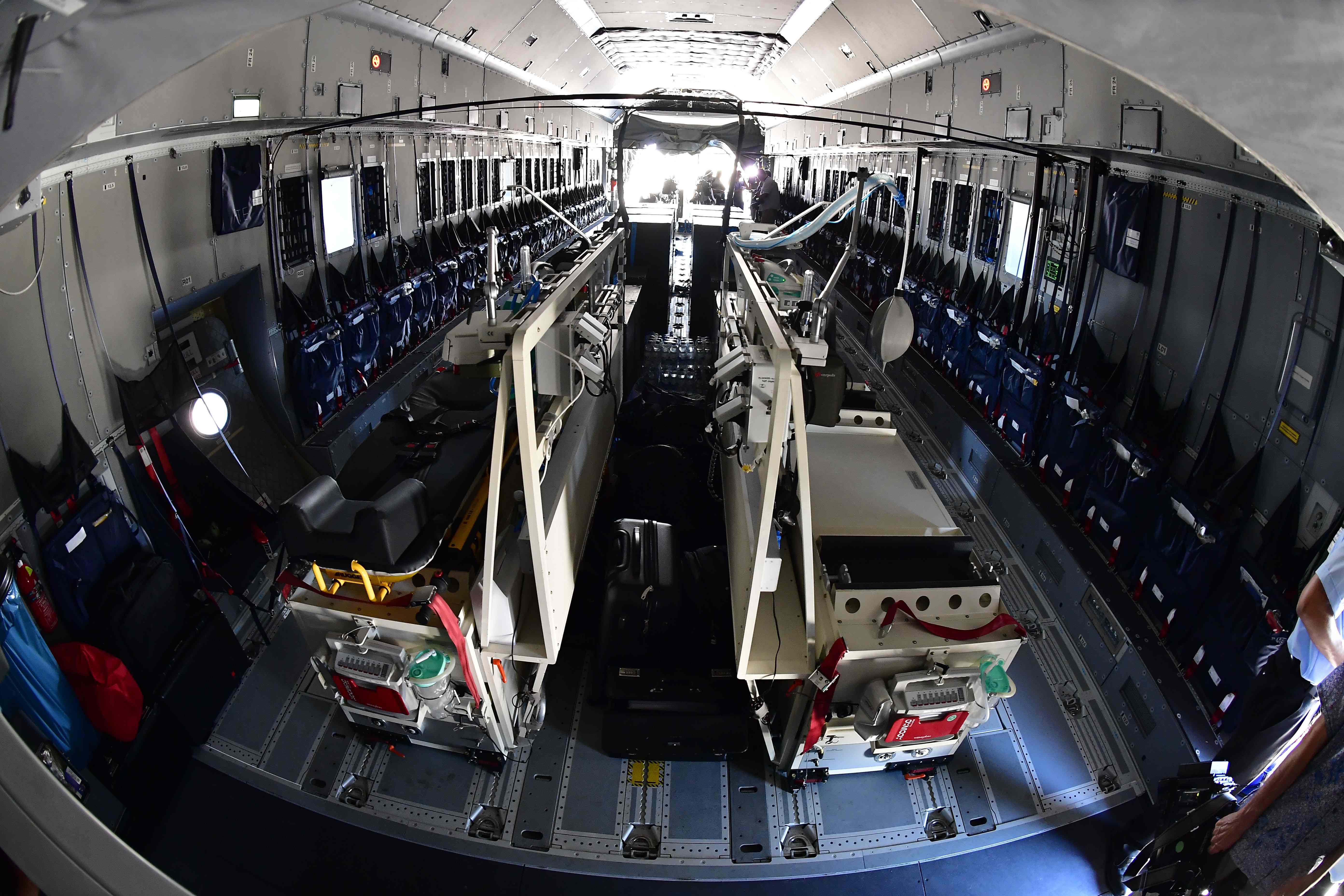 德国展示配备医疗设备的a400m军用运输机(3)