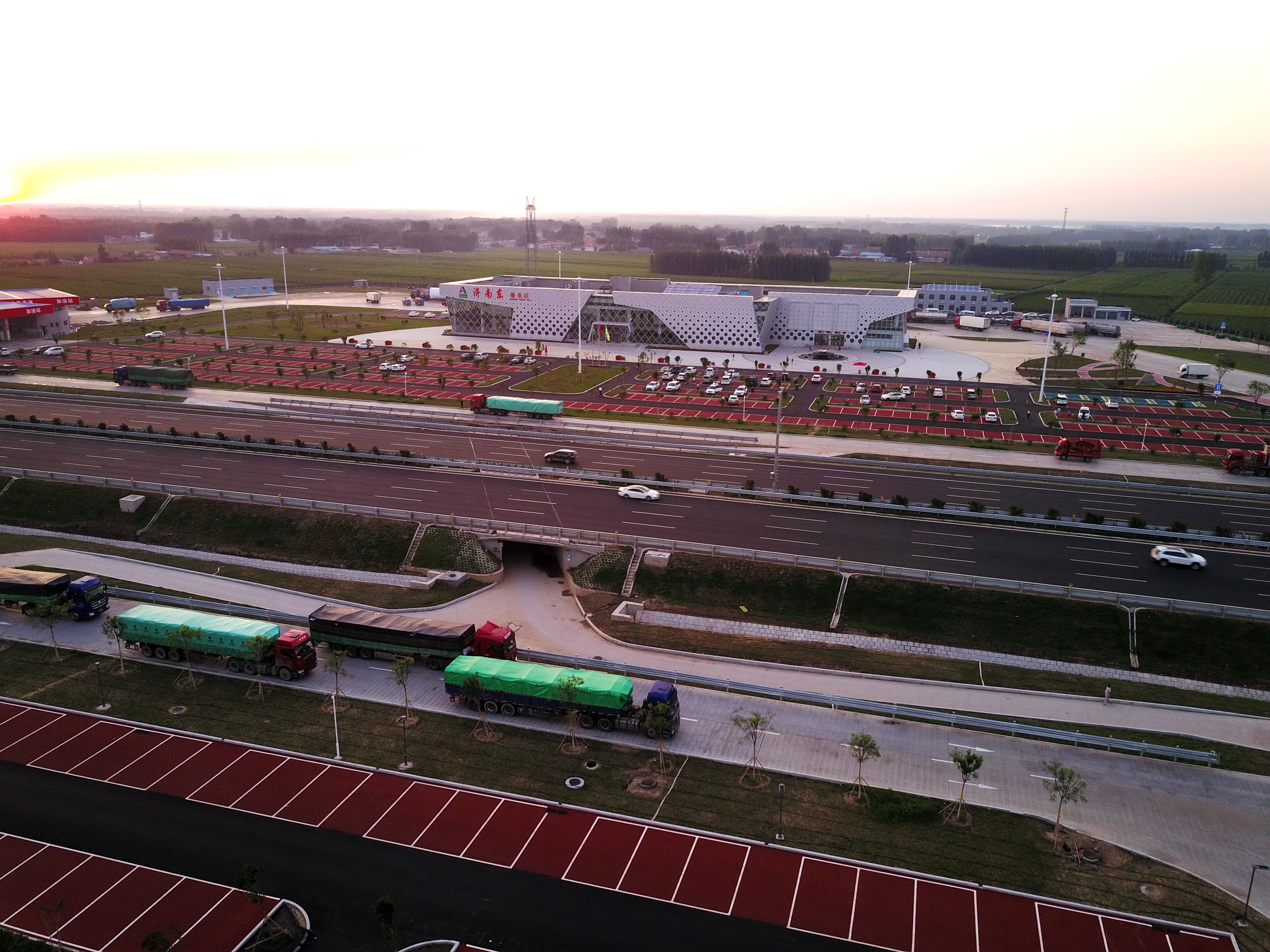 彩色的济南东高速服务区,不仅豪华漂亮还很环保