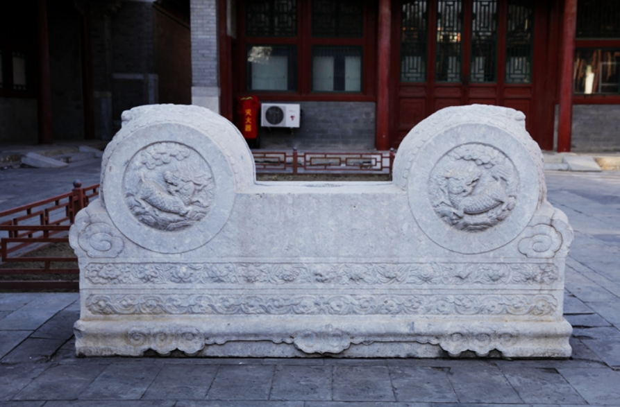 位于柳荫街的涛贝勒府内一对精美的滚墩石