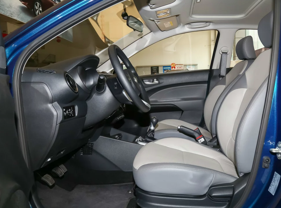 前排的表现都很足,头部与腿部的活动空间都挺合理的,车内的储物格很多