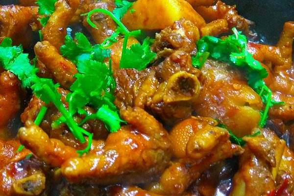 教你做一道排骨鸡爪炖土豆,简单易学,吃起来香辣可口