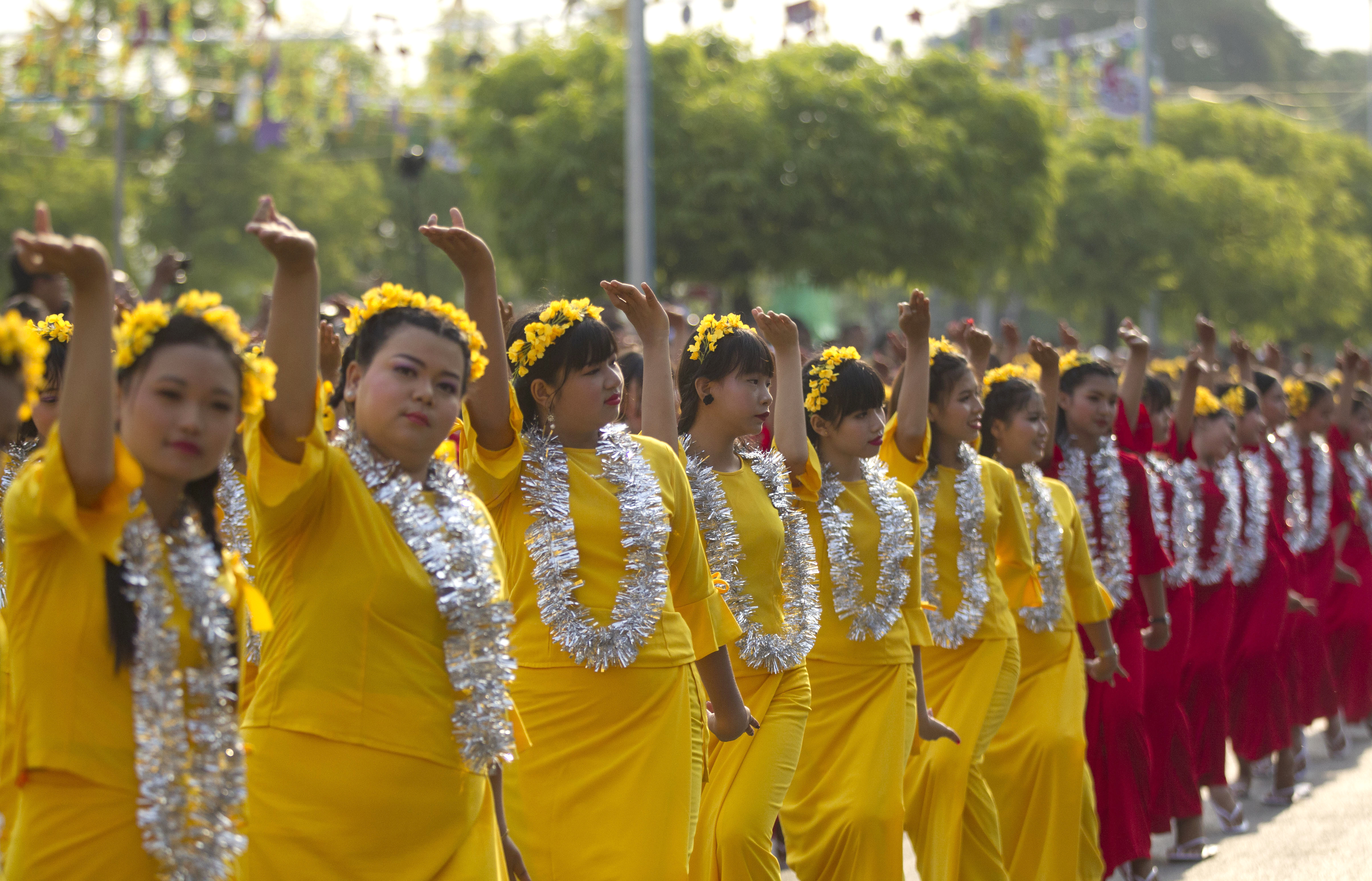缅甸庆祝泼水节(2)