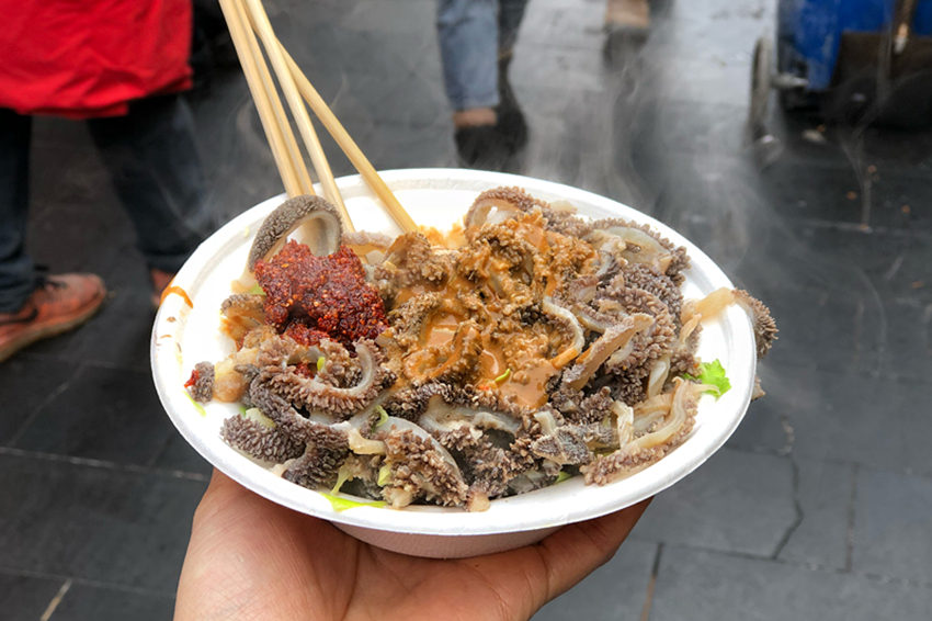 来北京必逛一趟王府井小吃街,肉串,爆肚加烤羊腿,吃得嗨翻天了