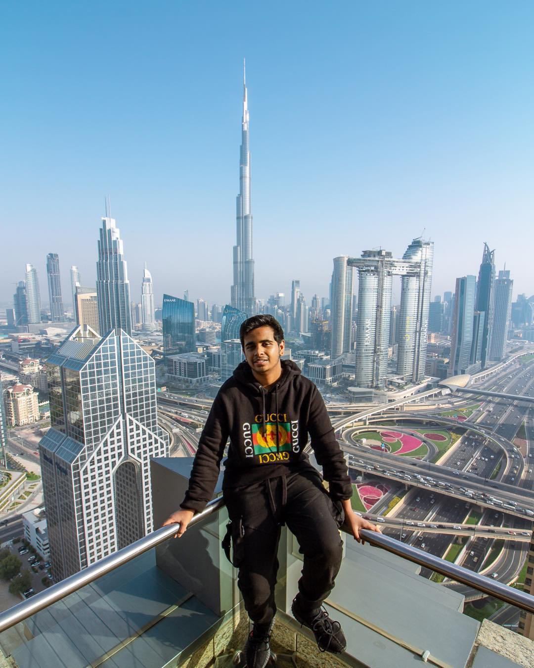 迪拜商业大亨小儿子拉希德,穿搭简单奢华,网友:是我羡慕不来的