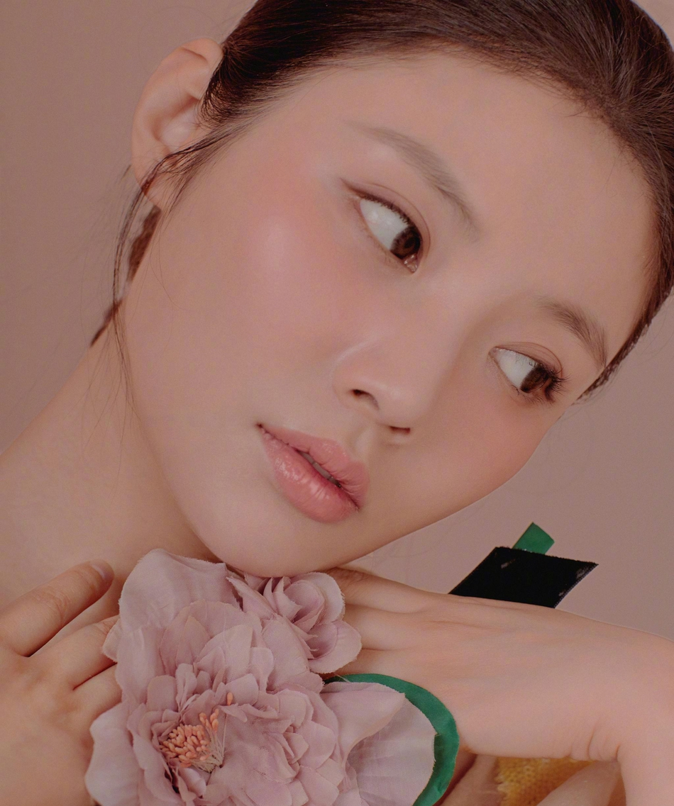 照片中,徐冬冬淡妆出镜,脸颊的"晒伤腮红"可爱纯真,浓密的黑发梳成一