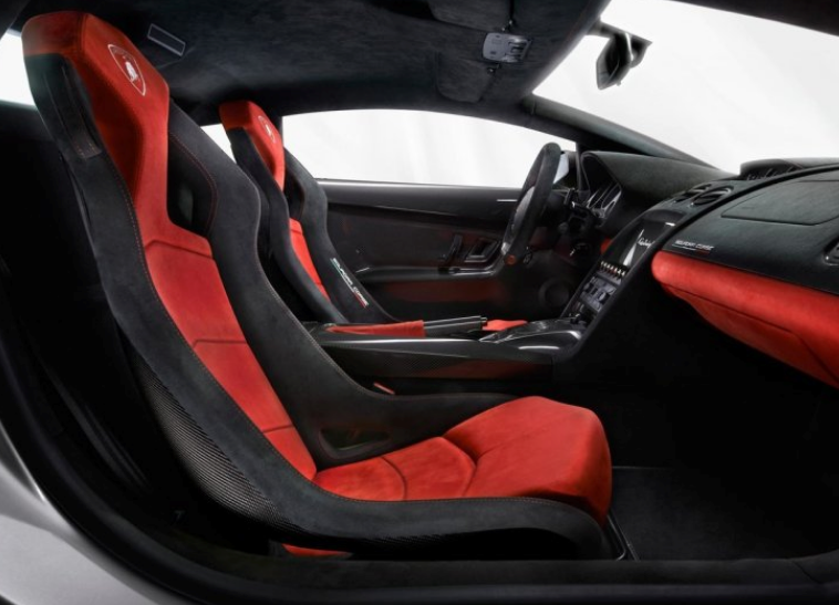 gallardo的座椅很舒适,虽然质量没有预想的好,但是可以自己加座椅套