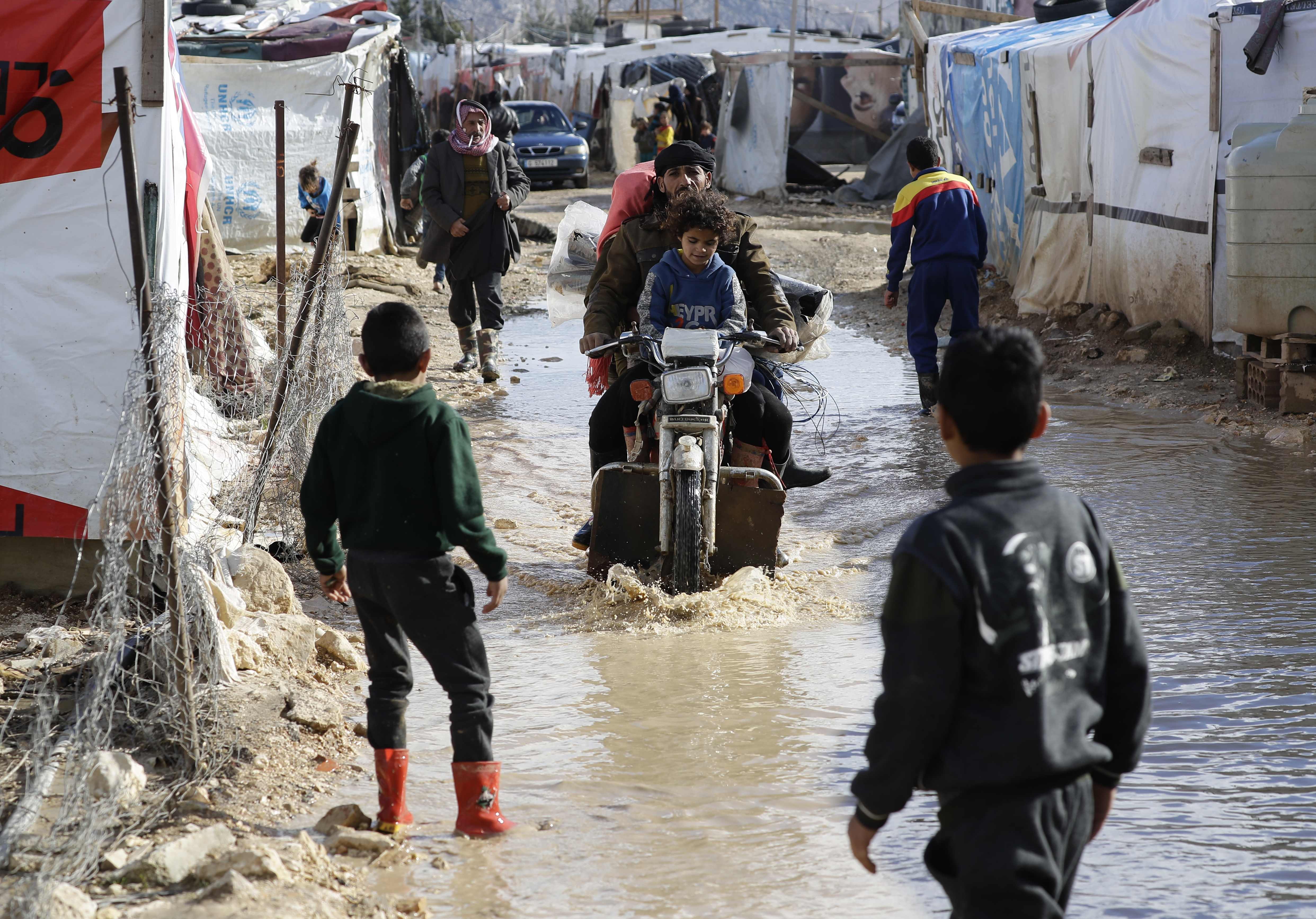 黎巴嫩遭遇极端天气 叙利亚难民营成泽国(3)