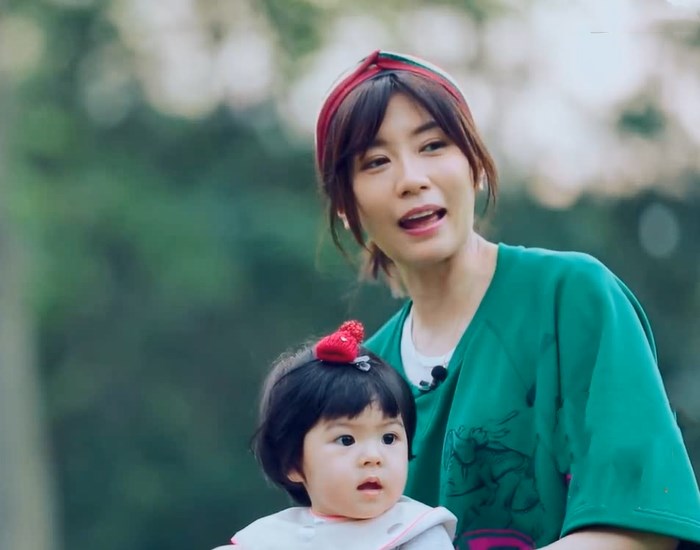 贾静雯带波妞"体验"骑小车车,网友:被治愈的笑容萌化