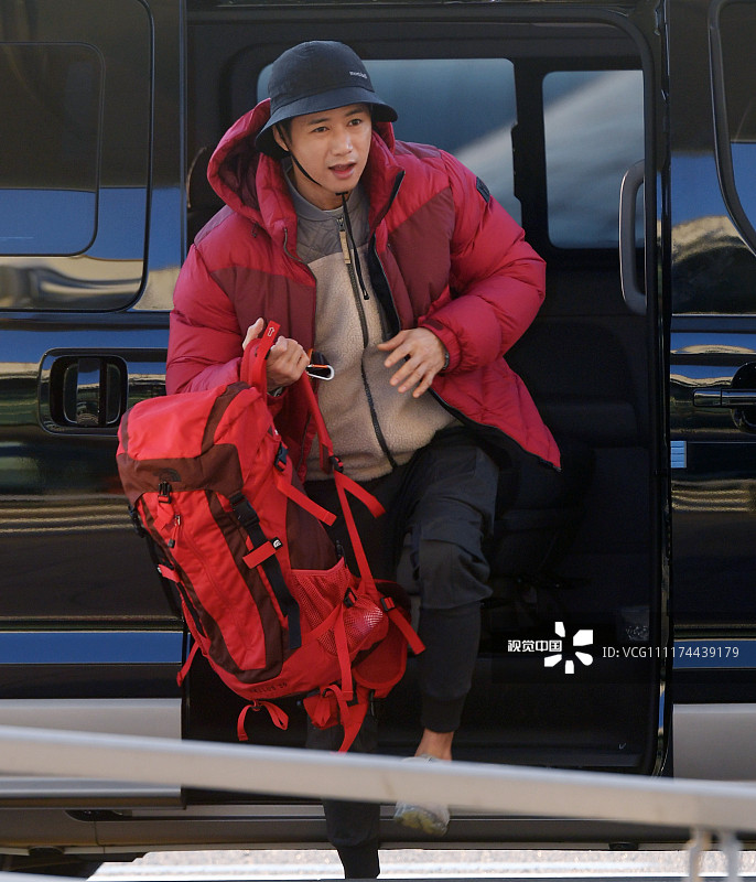 2018年10月31日,首尔仁川,歌手吴钟赫(oh jong hyuk)亮相机场.