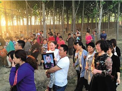 5岁登台春晚爆红,8岁因白血病去世,今墓前摆满零食,让人心疼!
