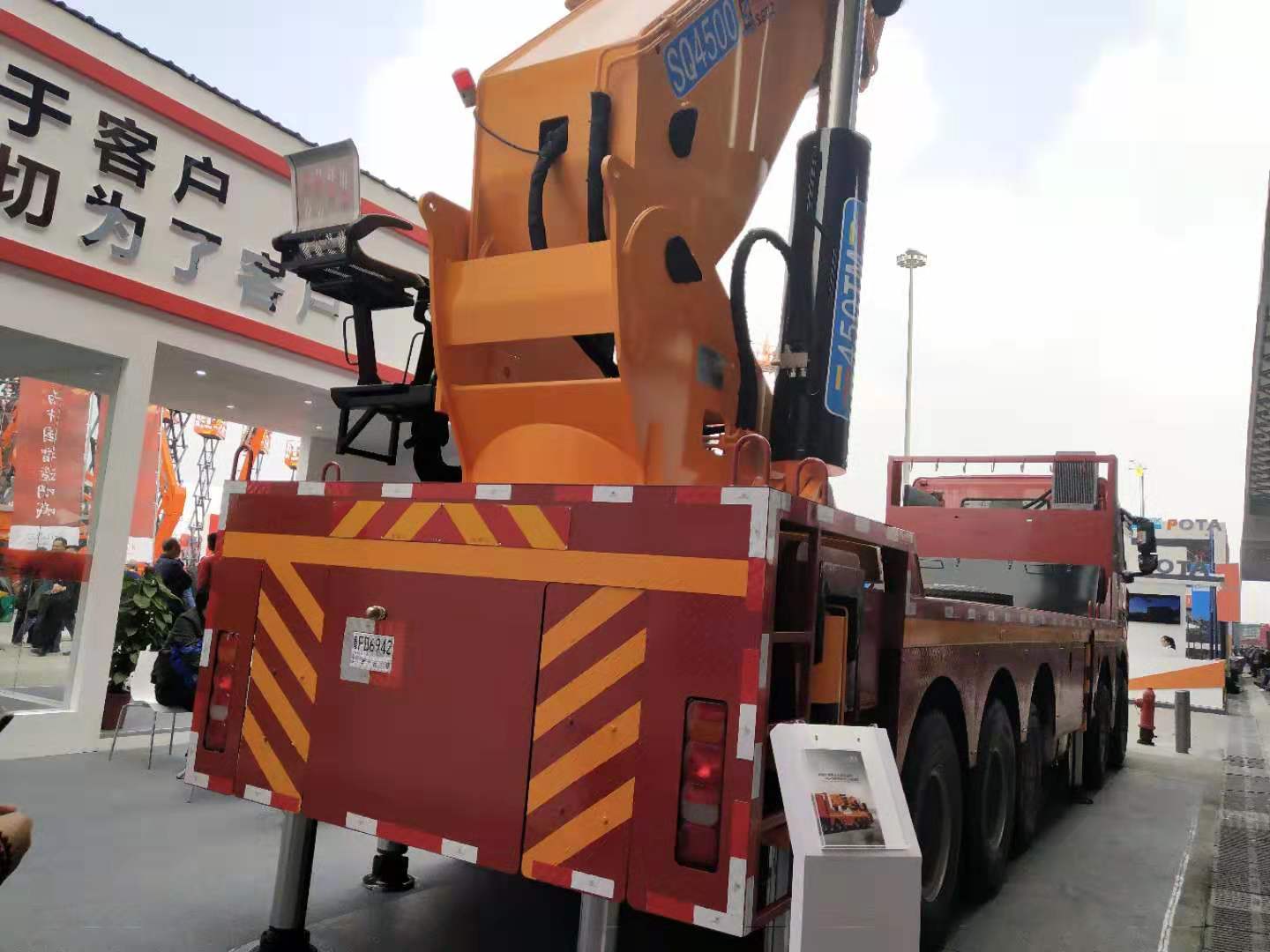 110吨韶起折臂吊图片 下面我们再来看一下湖北程力折臂吊的图片