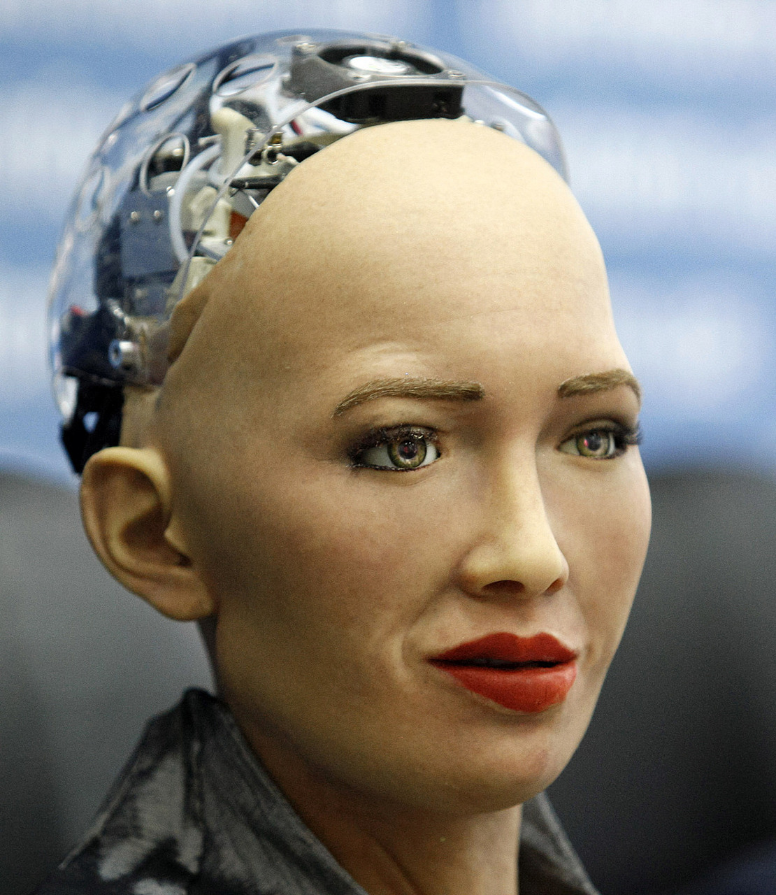 索菲亚是首个获公民身份的机器人,具备ai技术,能模拟人类表情,语音