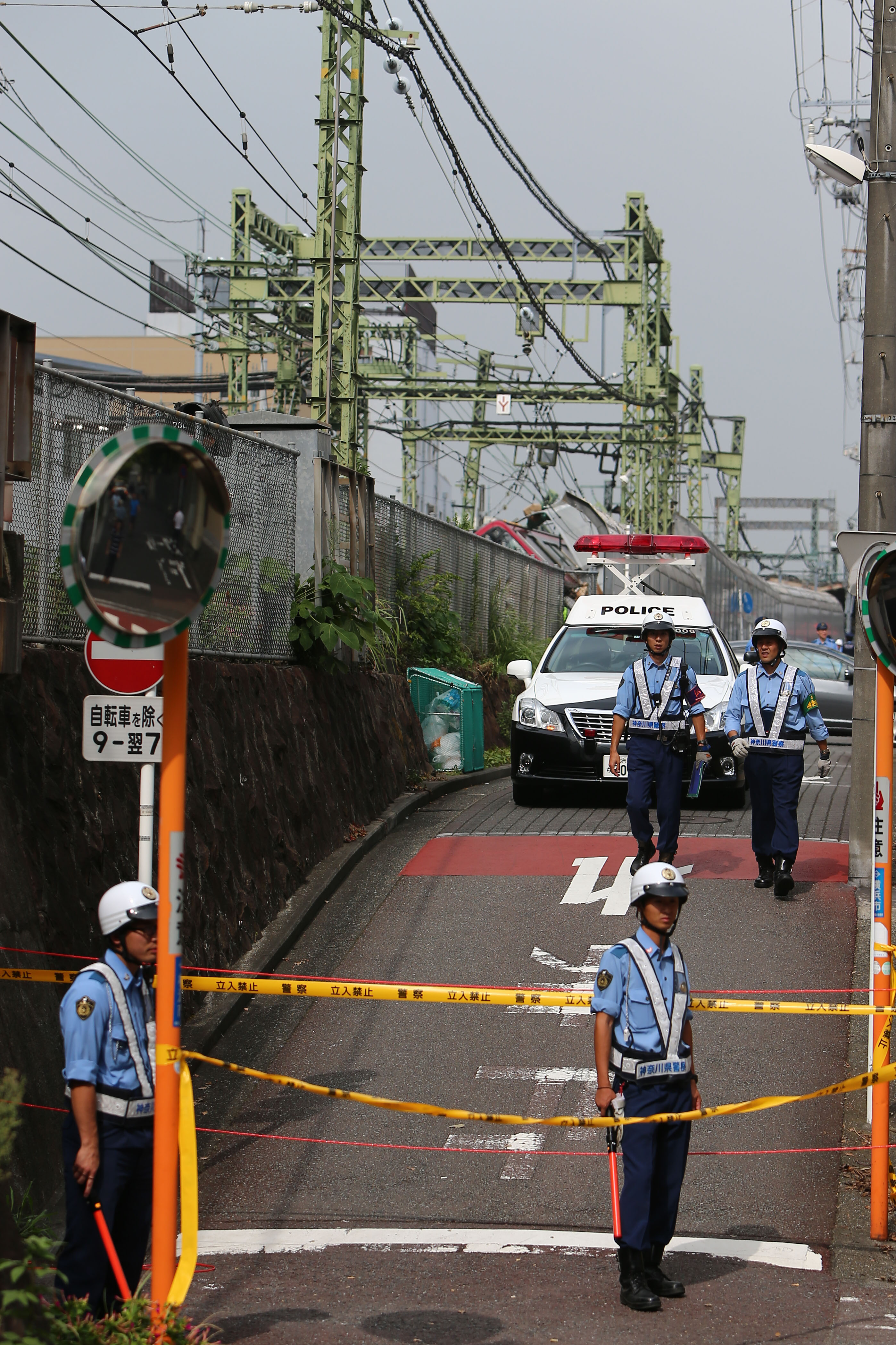 日本神奈川县一电车与卡车相撞致1死34伤