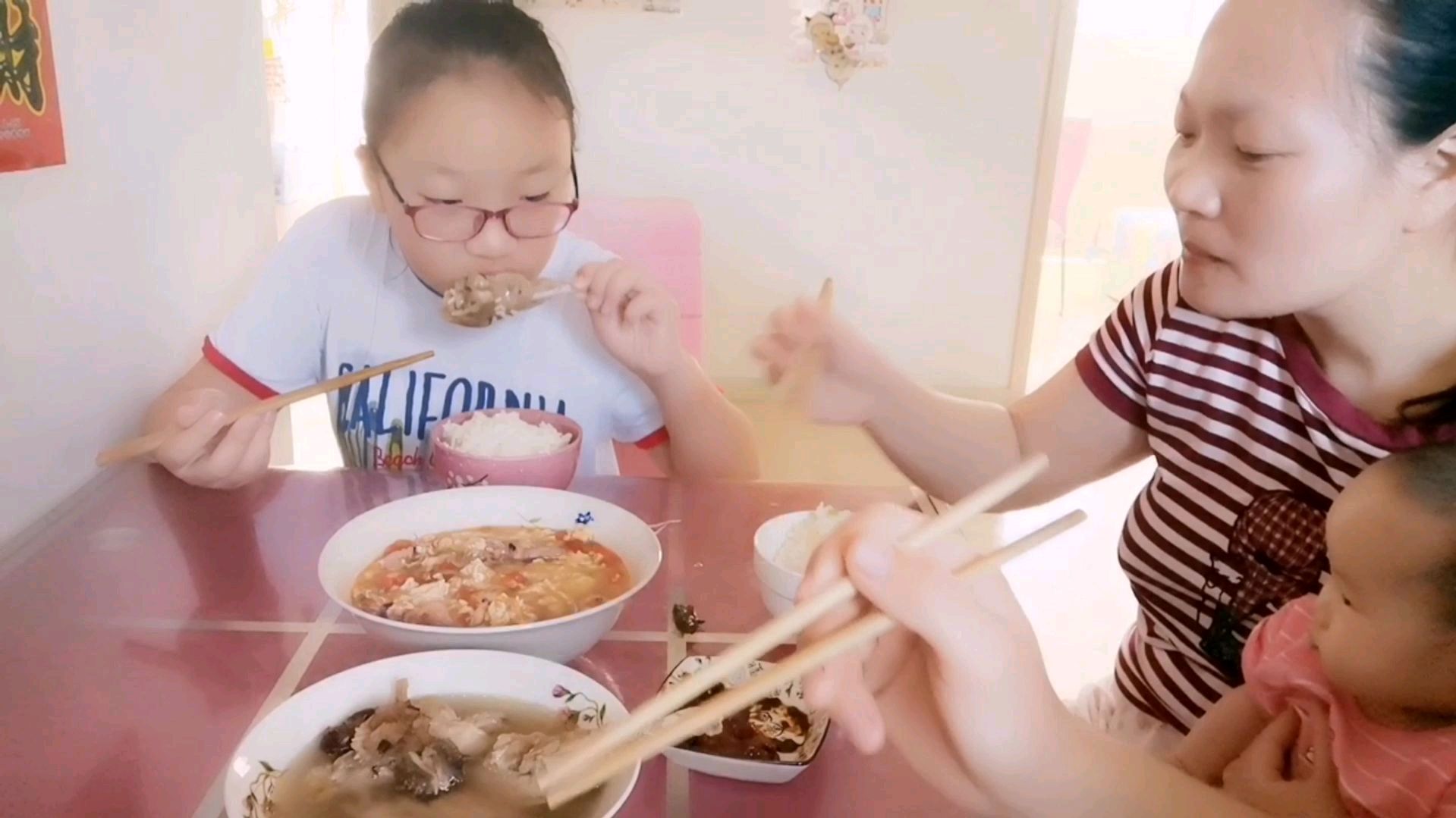 丁丁做了西红柿蛋汤,老公做的海参炖鸡,丁丁吃海参为什么要蘸酱