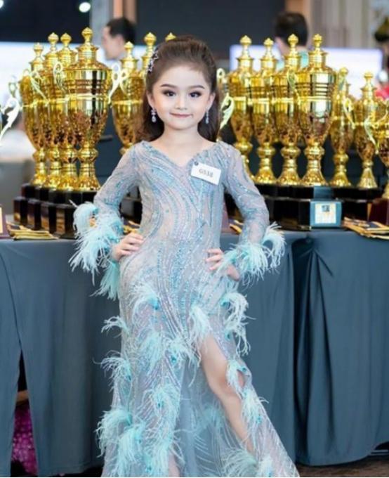 泰国6岁女孩摘儿童选美桂冠!高开叉裙,身材比例绝佳
