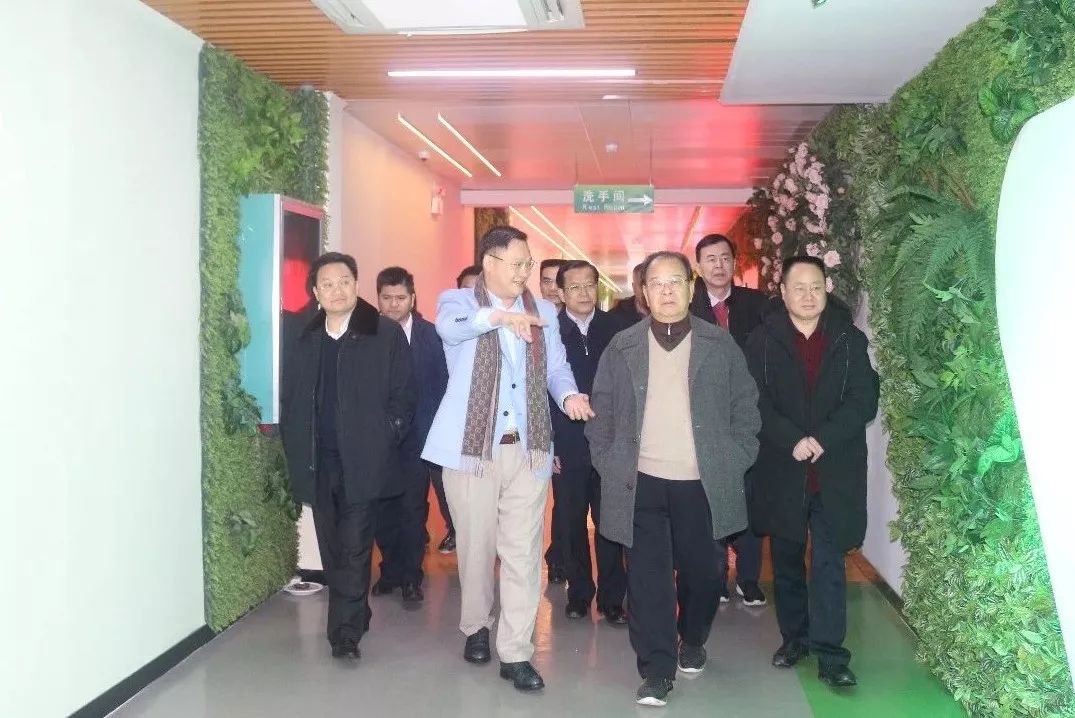 自治区原党委书记曹伯纯莅临万寿谷集团参观考察