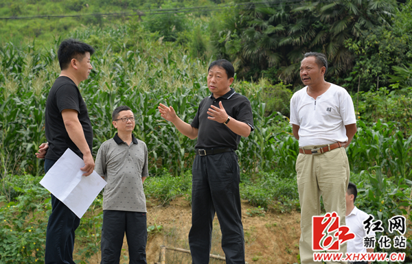 新化:朱前明调研指导桑梓镇大田村,大坪村脱贫攻坚工作