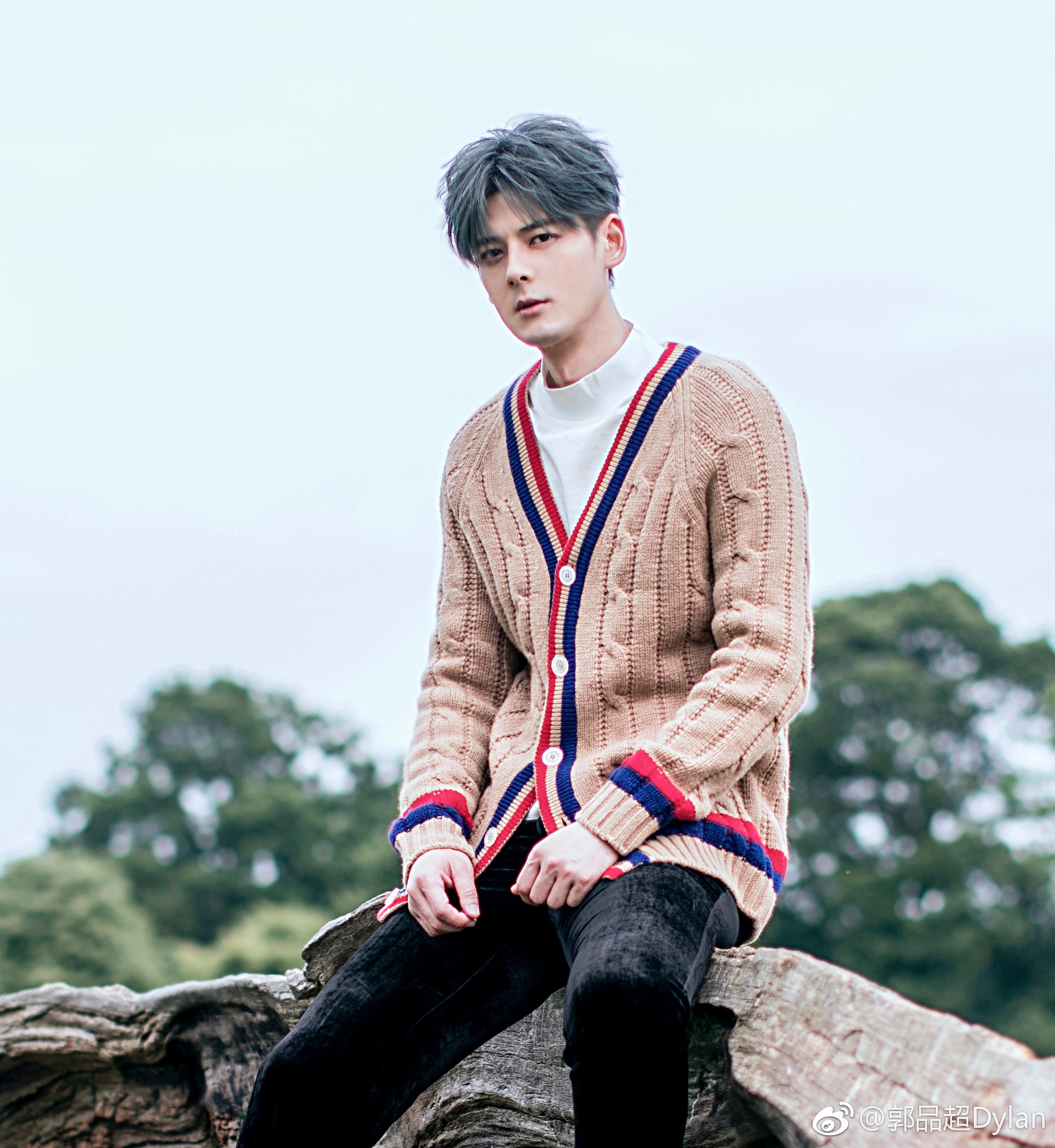 41岁郭品超发型颜色特别,但颜值依然在线.