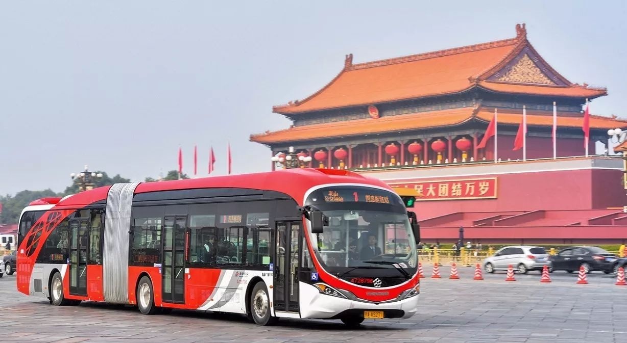 已被停职!北京一公交车与宝马斗气别车,交管部门:将会严查!