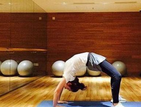 带你看看秦海璐的豪宅,卧室地上放满高跟鞋,还有私人瑜伽室