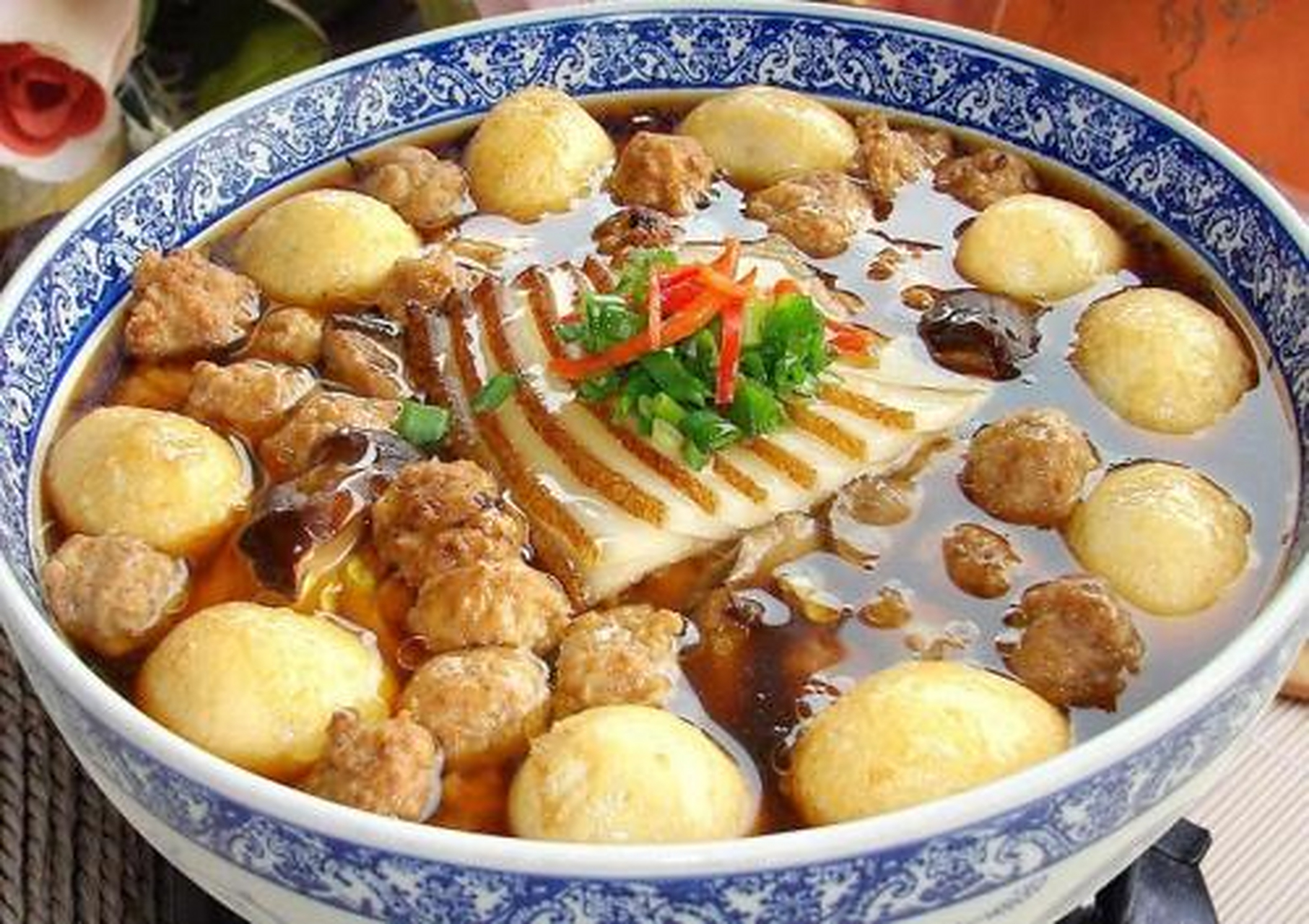 相传,一品锅由明代石台县"四部尚书"毕锵的一品诰命夫人余氏创制.