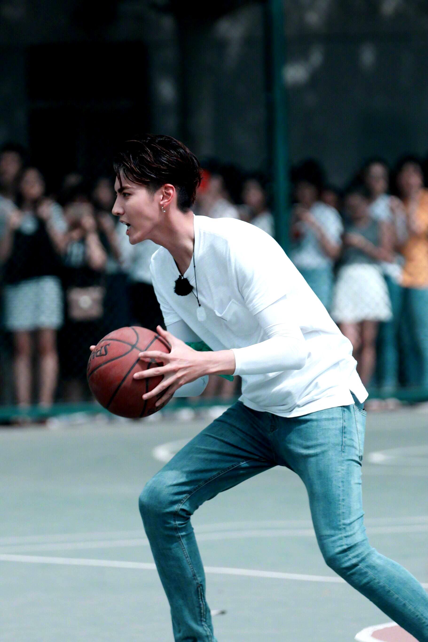 蔡徐坤成首位nba贺岁形象大使,虎扑直男炸锅:吴亦凡都比他好