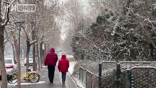 [图]北京瑞雪迎春 市民祈愿疫情退散