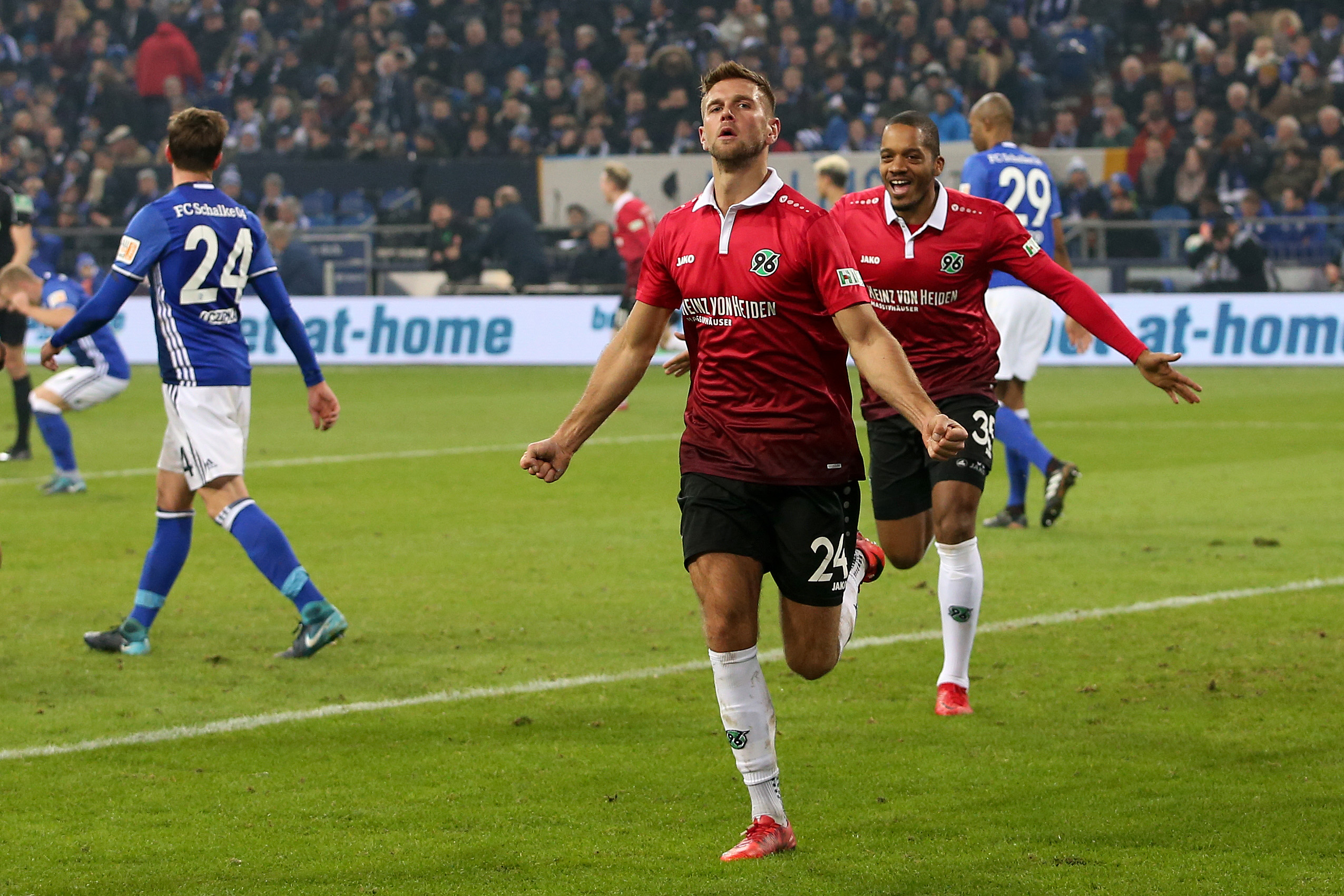 (体育)(1)足球——德甲:沙尔克04平汉诺威96