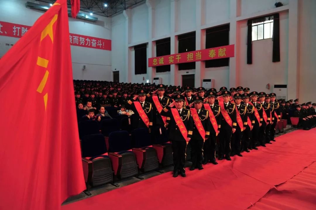 戎马十余载,转身再出征!火箭军某部53名转业干部向军旗告别