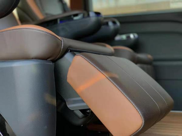 陆耐高端航空座椅自带无线充电和触屏操控