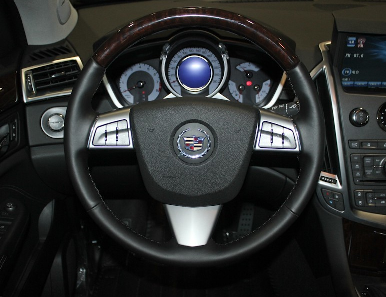 内饰总体来说中规中矩,不过用料还是非常厚道的,几乎全车都是软包