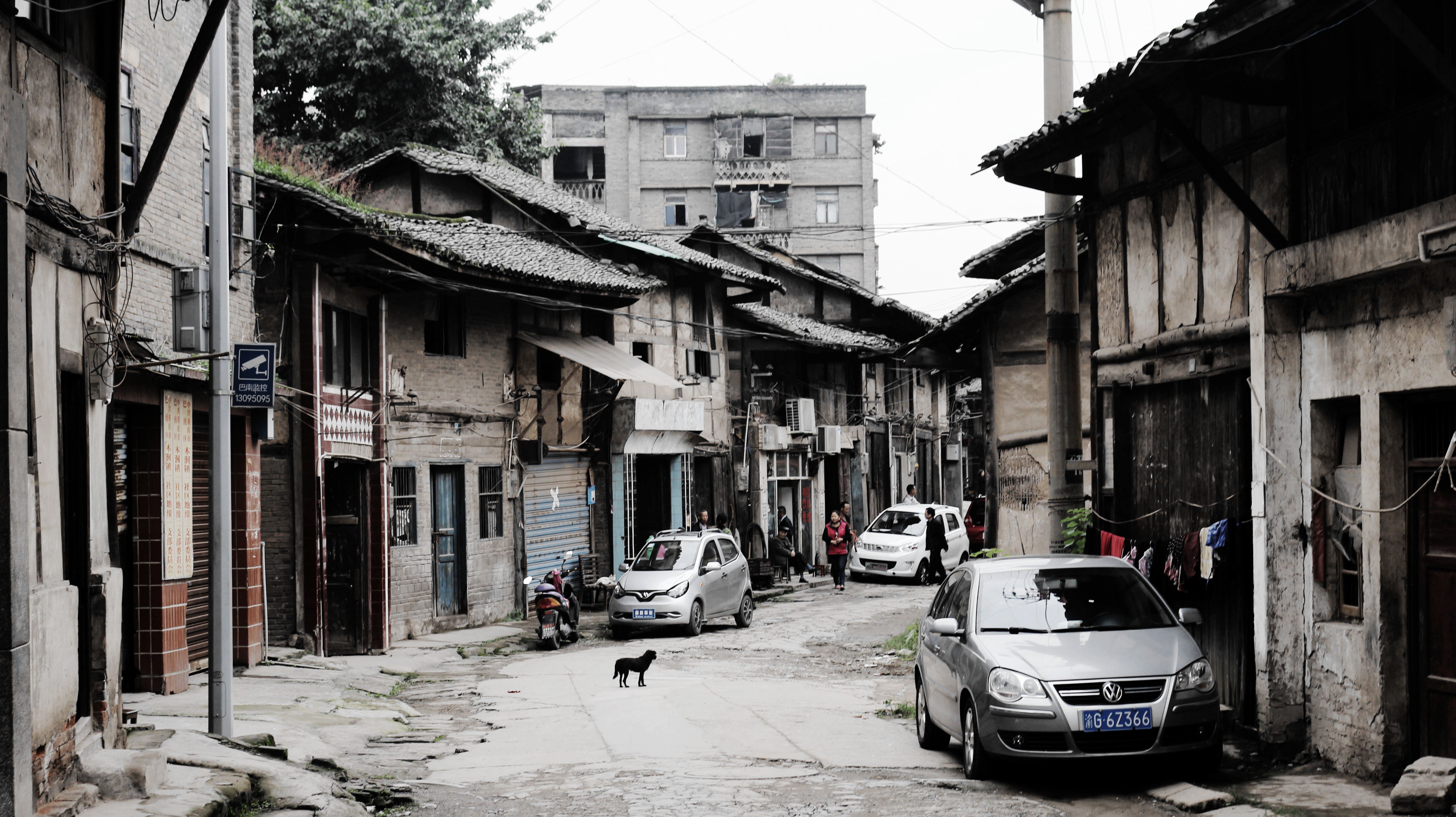 老街两旁破败的建筑以及杂乱的电线,让人顿感历史的沧桑与变迁.