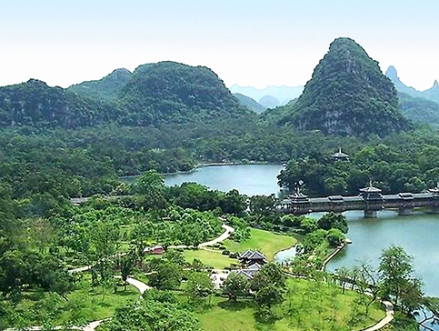 始建于三国赤乌年间的五磊寺位于五磊山象王峰南麓,由印度高僧那罗延