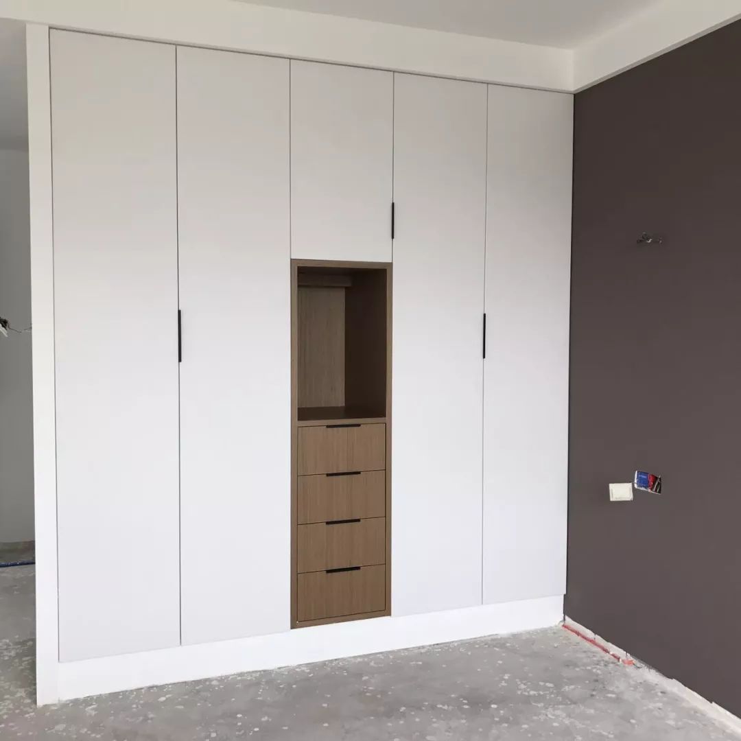 定制白色衣柜,用木质感点缀,温馨档次真美!