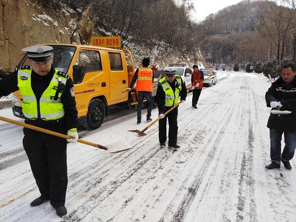 富县交警大队大队长缑发平深入一线检查雪天路面管控工作