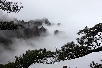 在黄山风景区拍摄的雨后云海荡漾妖娆的罕见景观