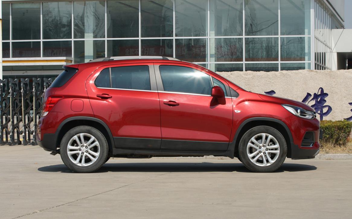 雪佛兰tracker前脸运动时尚,内饰空间不错,起售价不足十万