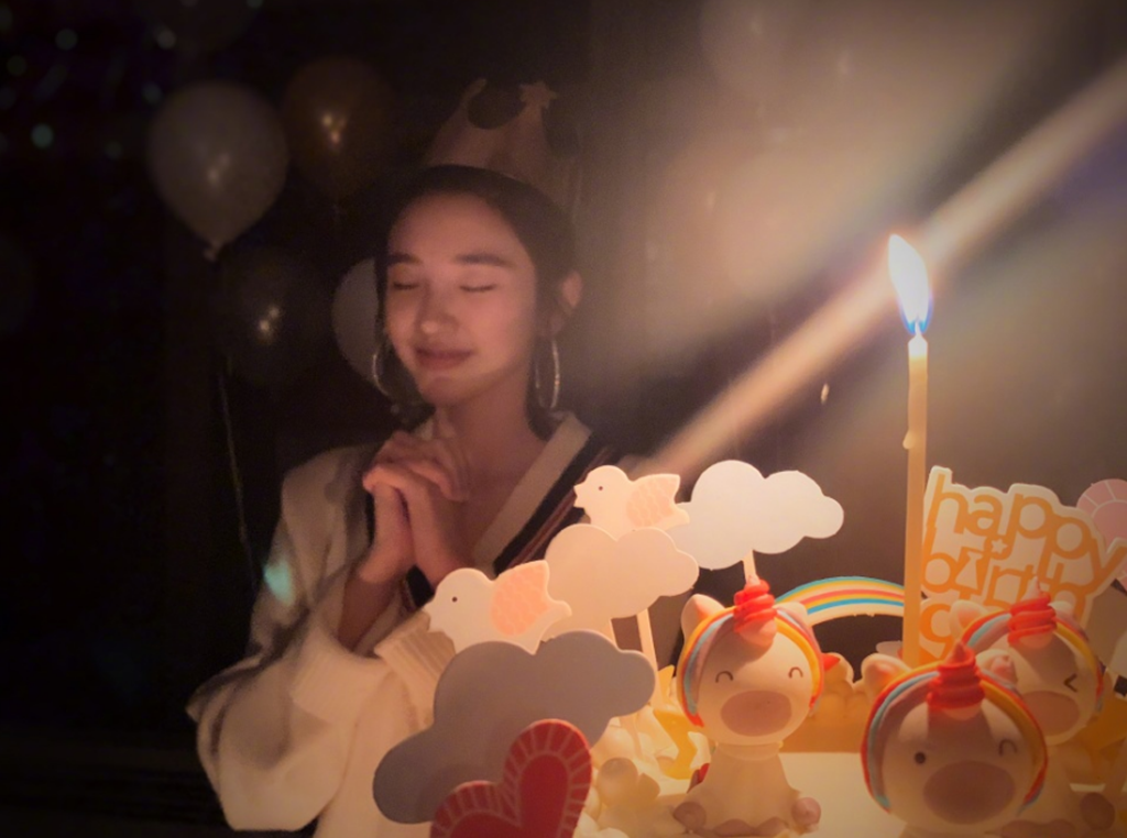 唐艺昕29岁生日晒美照庆生,张若昀未送祝福,网友:在拍照啦!